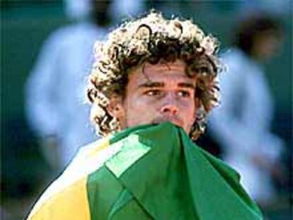 Kuerten, enfundado en una bandera brasileña.