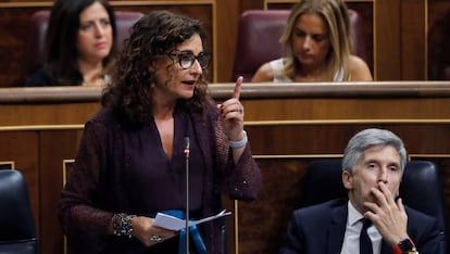 La ministra de Hacienda, María Jesús Montero, en la sesión de control en el Congreso.