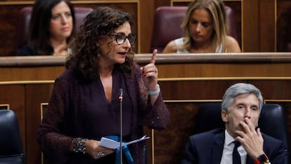 La ministra de Hacienda, María Jesús Montero, en la sesión de control en el Congreso. 