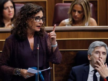 La ministra de Hacienda, María Jesús Montero, en la sesión de control en el Congreso. 