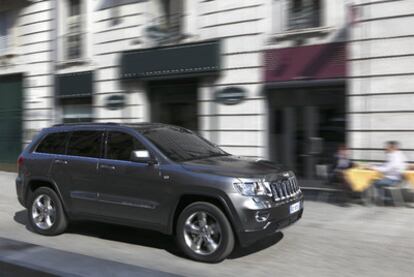 El Grand Cherokee ofrece más espacio interior y ha mejorado su comportamiento y confort en carretera.