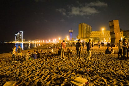 Jóvenes se reúnen en la playa de la Barceloneta, en Barcelona, el 16 de julio. 