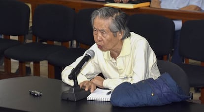 El expresidente peruano Fujimori comparece ante el juez por el caso de una matanza de campesinos en 1992.