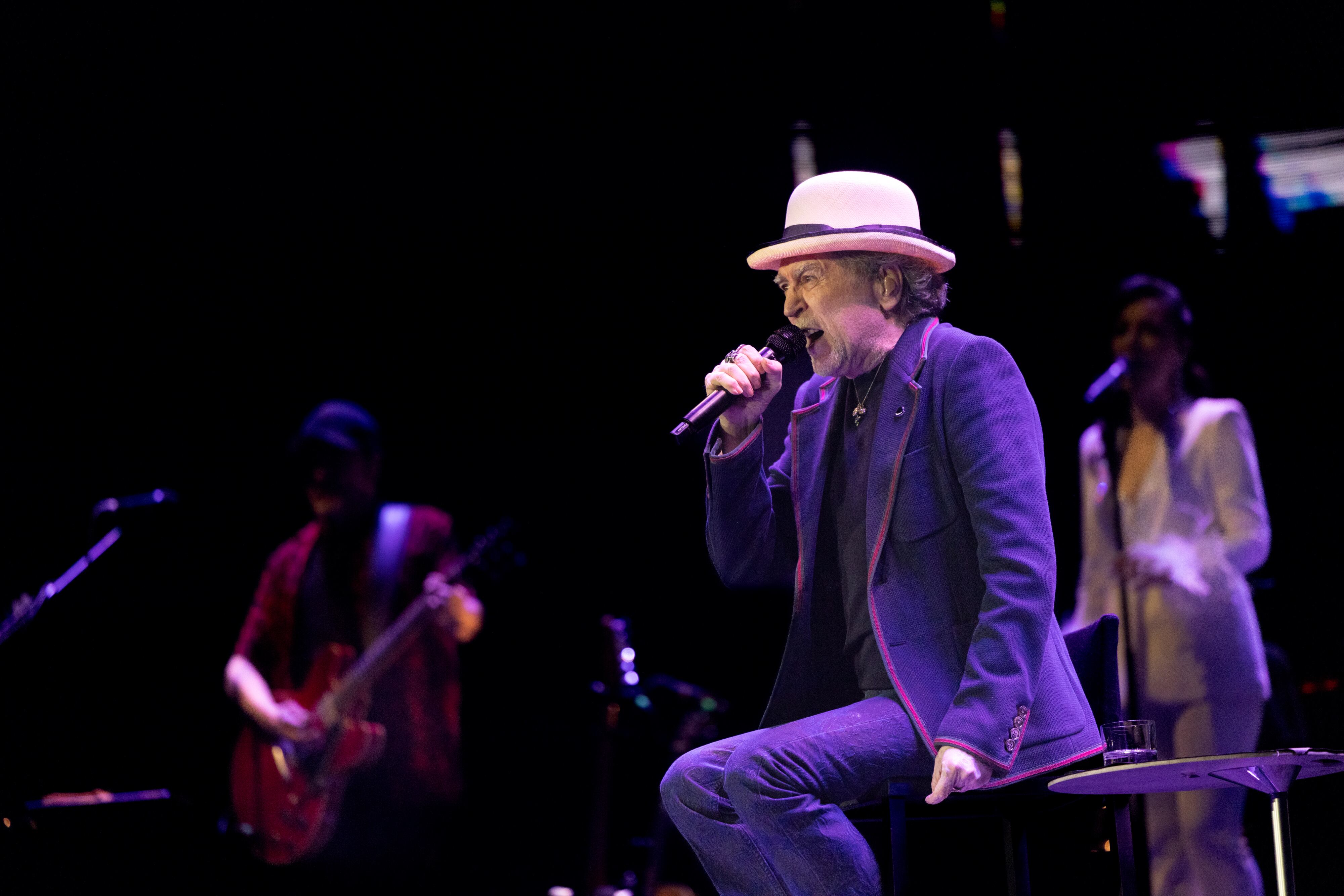 Joaquín Sabina interpreta 'Lágrimas de mármol', canción que ha abierto el último concierto de su gira 'Hola y adiós'.