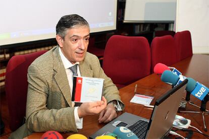 El presidente del Tribunal Superior de Justicia del País Vasco, Fernando Ruiz Piñeiro, ayer,  en la presentación de la memoria judicial de 2005.