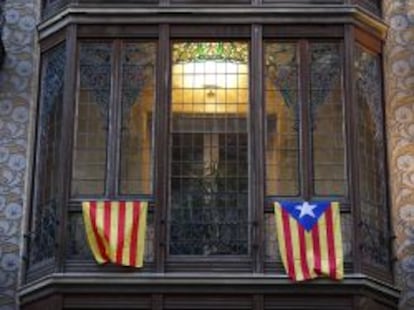 Una señera y una bandera independentista en un balcón de Barcelona.