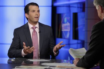 Donald Trump Jr. na entrevista com Sejam Hannity em Fox News Channel.