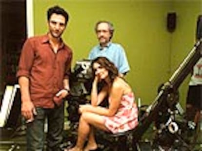 El director de <i>El otro lado de la cama</i>, Emilio Marínez Lázaro, con los actores Ernesto Alterio y Paz Vega.