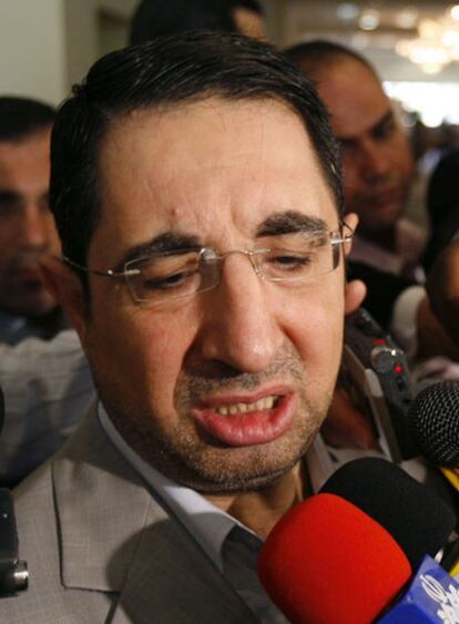 El delegado de Hezbolá en las negociaciones de Doha, Hussein al-Haj, se dirige a la prensa