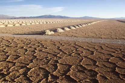 Las tursticas Salinas Grandes de la provincia de Jujuy se mantienen por ahora sin explotacin de litio por la protesta de comunidades indgenas.