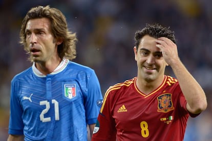 Pirlo y Xavi, en la final europea disputada hace dos años.