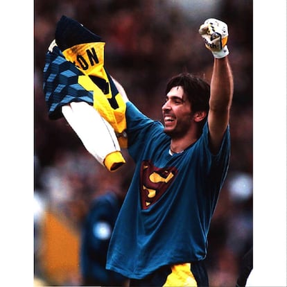 Buffon celebra el triunfo frente al Inter de Milán con la camiseta de Superman que solía llevar debajo de la equipación en un partido de 1998.