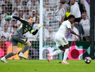 Manuel Neuer tapa el disparo de Vinicius en la ida de cuartos de la Champions entre el Bayern Múnich y el Real Madrid.
