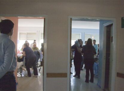 Dos habitaciones del hospital Virgen del Rocío de Sevilla, el viernes por la tarde.