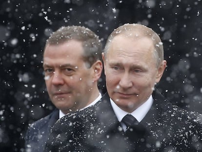 Vladimir Putin e Dmitri Medvedev (ao fundo) em cerimônia perto do Kremlin, em 23 de fevereiro de 2017.