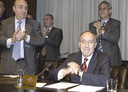 Manuel Pizarro (sentado), tras intervenir en la asamblea de Ibercaja en la que presentó su renuncia. 

/ EFE