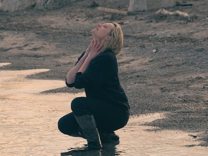 Elisabeth Moss como June Osborne en el arranque de la quinta temporada de 'El cuento de la criada'.