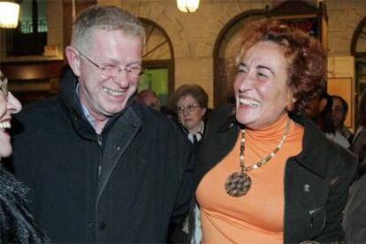 Antonia Arranz, junto al director teatral Luis Olmos, en el homenaje que le ofrecieron en plena calle.