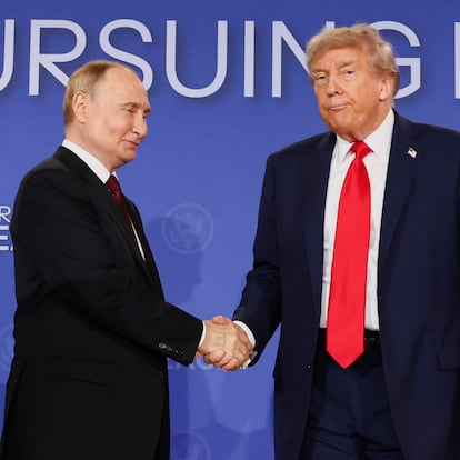 U.S. President Donald Trump and Russian President Vladimir Putin shake hands during a press conference following their meeting to negotiate an end to the war in Ukraine, at Joint Base Elmendorf-Richardson, in Anchorage, Alaska, U.S., August 15, 2025. REUTERS/Kevin Lamarque