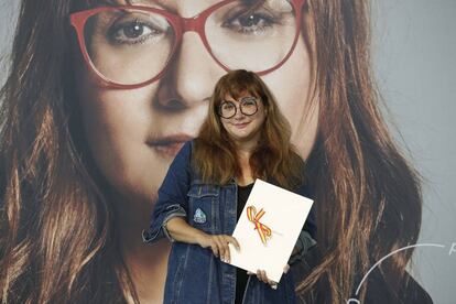 La directora y guionista catalana, Isabel Coixet, con el Premio Nacional de Cinematografía 2020, que le ha sido entregado este sábado en el marco del Festival de Cine de San Sebastián.