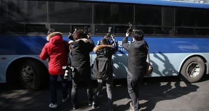 Los fotógrafos tratando de obtener la imagen de Cho Hyun-ah a la salida del juzgado.