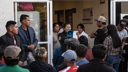 Familiares de víctimas del choque esperan noticias por parte del Hospital General de Atlacomulco.