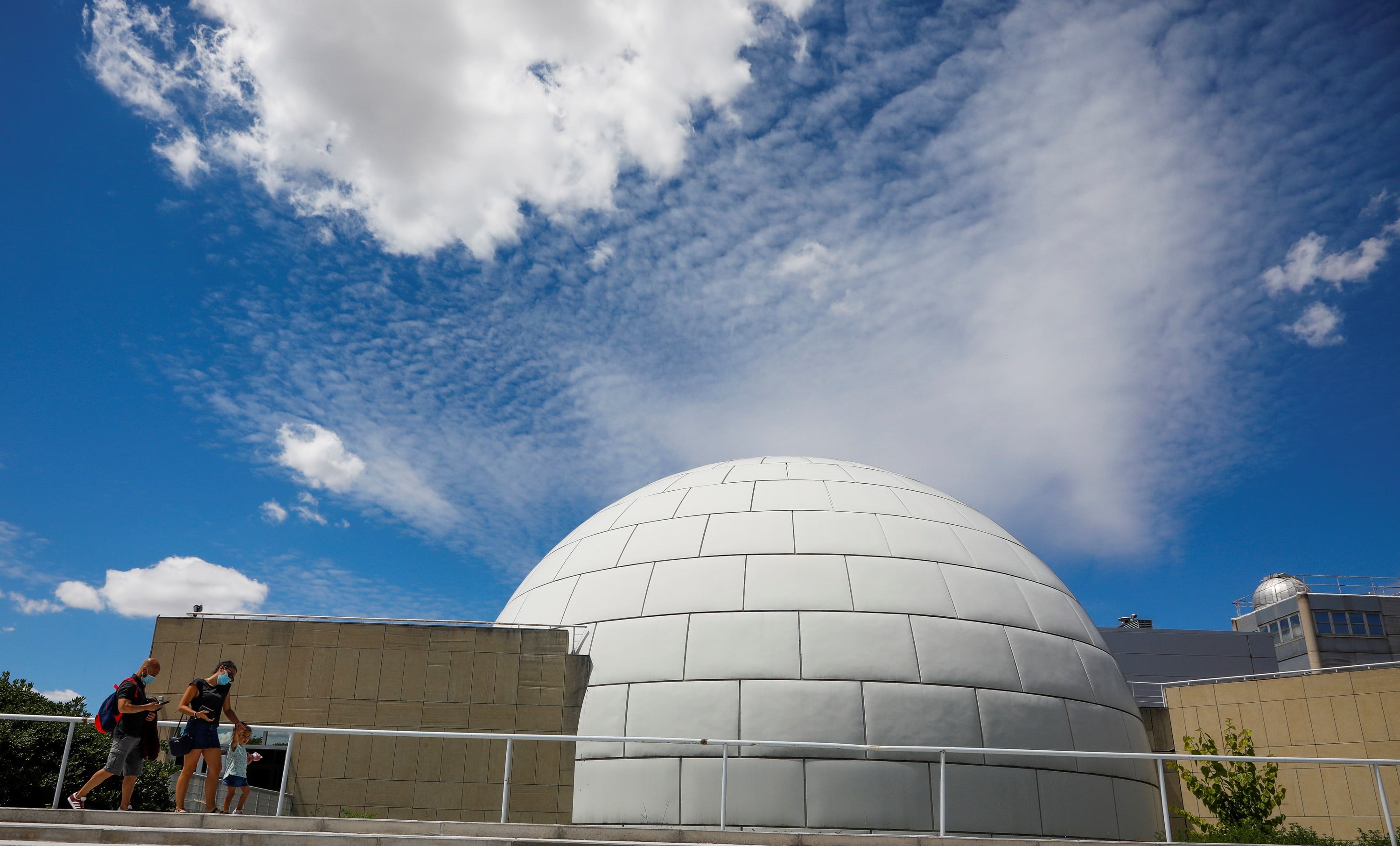 Varias personas frente al Planetario de Madrid, en 2020.