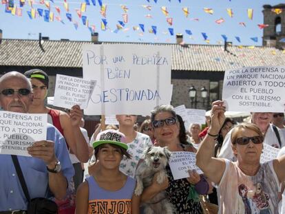 Vecinos de Manzanares el Real protestan contra la normativa de La Pedriza.
