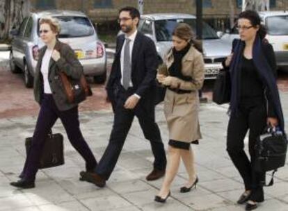 Expertos de la troika (Banco Central Europeo, Comisión Europea y Fondo Monetario Internacional) llegan al Ministerio de Finanzas en Nicosia, Chipre, para negociar sobre reformas de austeridad con el Gobierno de Chipre a cambio de las cuales la isla podrá recibir ayudas internacionales. EFE/Archivo