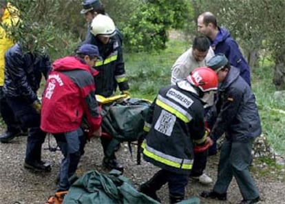 Los servicios de rescate recuperan el cadáver de uno de los fallecidos.