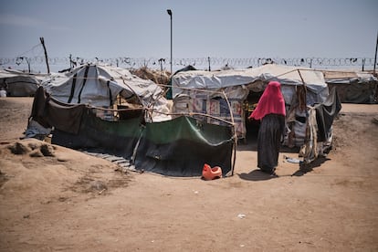 Esta es la casa de Halima Hamed (25 años), que vive en el centro de tránsito de Renk. Cruzó la frontera de Sudán a Sudán del Sur el 26 de julio de 2023 y un camión la llevó junto con su madre y seis niños de menos de siete años a Renk. Su objetivo es proseguir su ruta hacia Estados Unidos, donde tiene una tía.