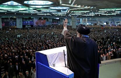 El líder supremo iraní, el ayatolá Ali Khamenei, saluda a la multitud mientras dirige el rezo de los viernes en Teherán (Irán), el 17 de enero.