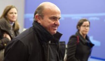 Luis de Guindos, a la llegada de la reuni&oacute;n del Eurogrupo el domingo 24 de marzo