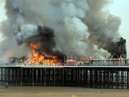 El incendio destruye el histórico muelle de Somerset