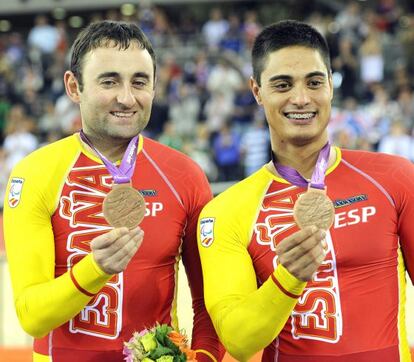 Juan Antonio Villanueva y José Enrique Porto Lareo celebran la medalla de bronce obtenida en la prueba de velocidad de ciclismo en pista