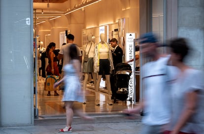 Una tienda abierta de par en par en el Portal de l'Angel, en Barcelona. 