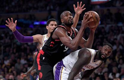 Ibaka, entre Hart y Stephenson.