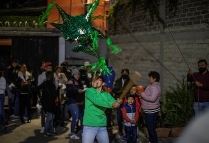 Varias personas celebran una tradicional posada en la Ciudad de México.