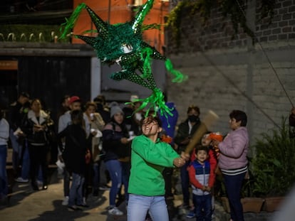 Varias personas celebran una tradicional posada en la Ciudad de México.