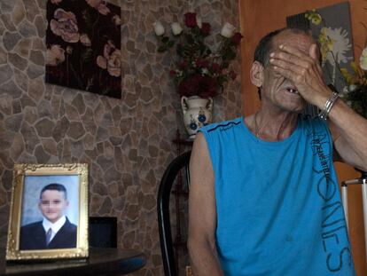 Pedro Castillo, abuelo que crió a su nieto (en la foto enmarcada) al margen de la sociedad.