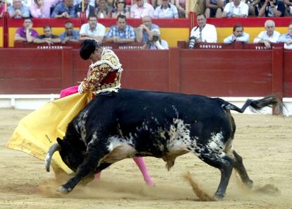 El diestro Jos&eacute; Mar&iacute;a Manzanares con el primero de su lote