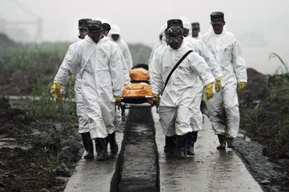 El equipo de rescate traslada los cuerpos recuperados del naufragio. 426 personas siguen desaparecidas en el río Yangtsé tras el hundimiento del barco.