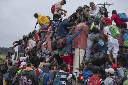 Miembros de la caravana migrante en Sayula, Veracruz (México).