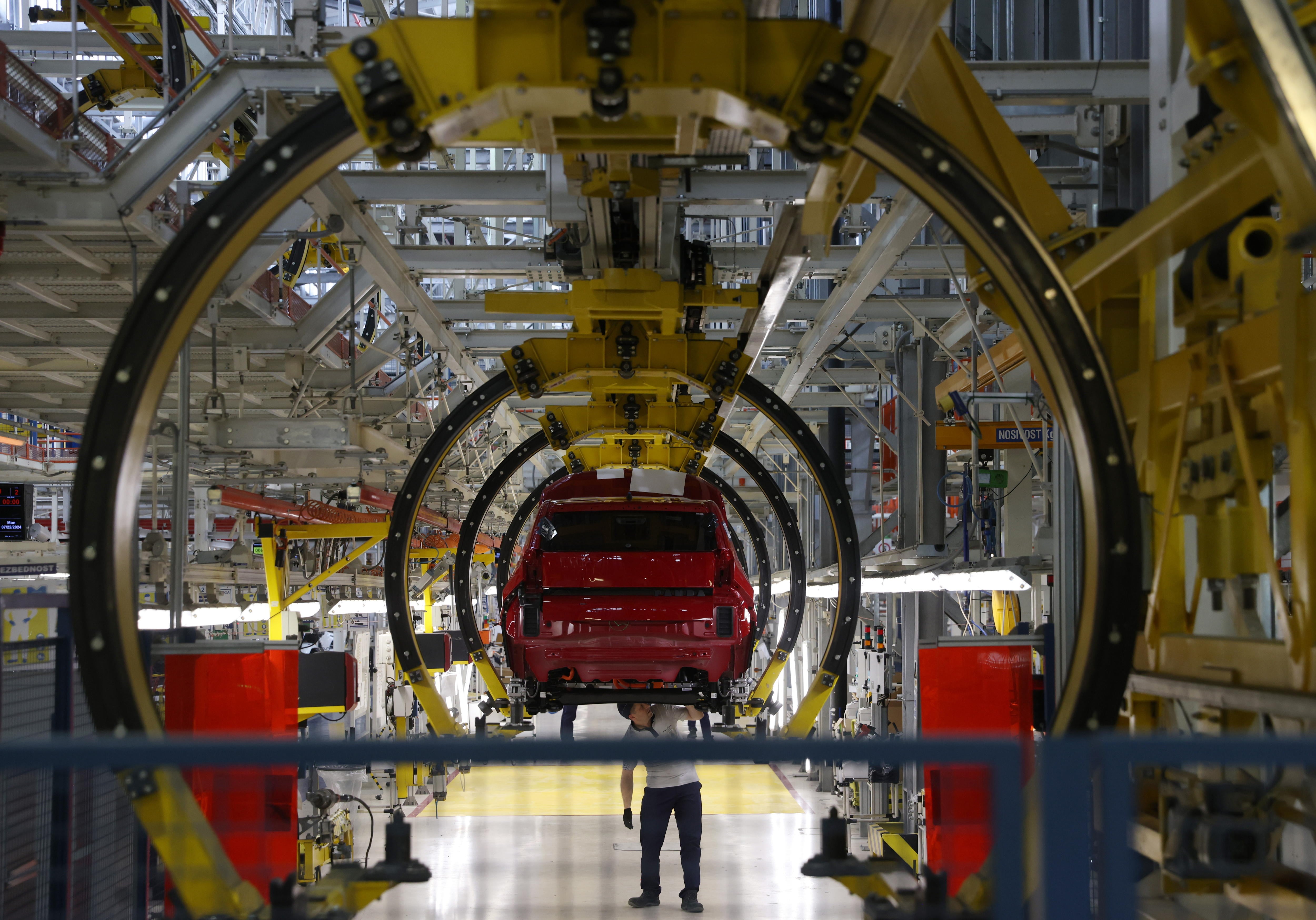 Una tormenta perfecta golpea a los fabricantes de coches europeos que se hunden en Bolsa: siete claves de la crisis