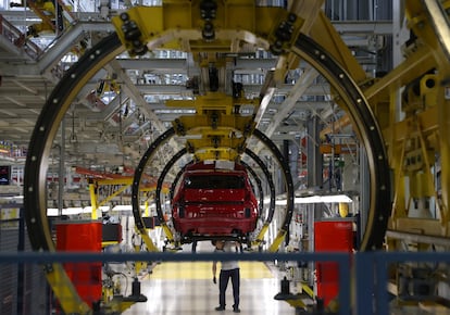 Un trabajador en la línea de montaje del Fiat Grande Panda, en la planta del grupo Stellantis en Kragujevac, en Serbia.