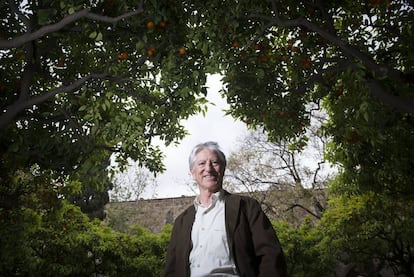 Jes&uacute;s Moster&iacute;n, en 2013 en el jard&iacute;n de la Biblioteca de Catalunya de Barcelona.