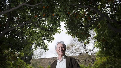 Jes&uacute;s Moster&iacute;n, en 2013 en el jard&iacute;n de la Biblioteca de Catalunya de Barcelona.