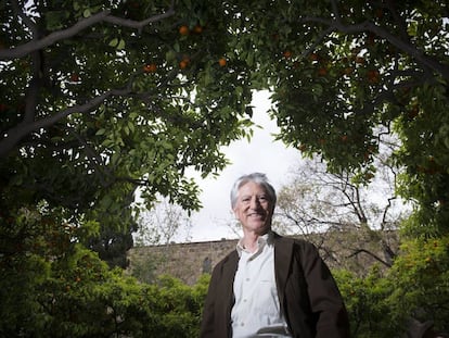 Jes&uacute;s Moster&iacute;n, en 2013 en el jard&iacute;n de la Biblioteca de Catalunya de Barcelona.