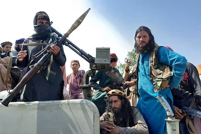 Con la entrada de los insurgentes en Kabul los talibanes controlan el país, tras 10 días de conquistas aceleradas contra las fuerzas gubernamentales y caudillos locales. En la imagen, combatientes talibanes sentados sobre un vehículo en una calle de la provincia de Laghman, el domingo.