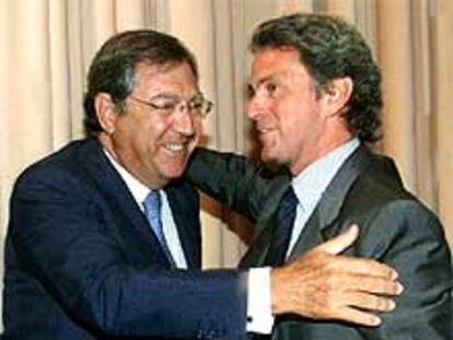 Salazar-Simpson, con Eduardo Montes, presidente de Siemens, ayer. PLANO MEDIO - ESCENA
